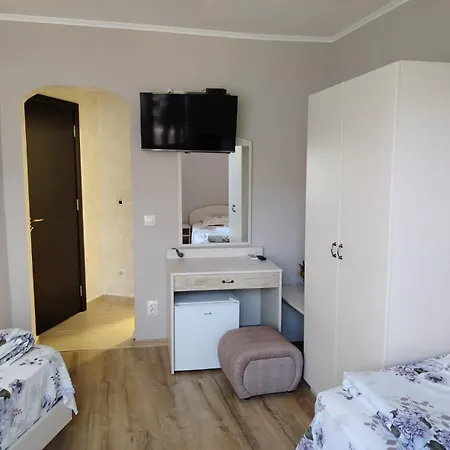 Juja Πανσιόν Νεσέμπαρ